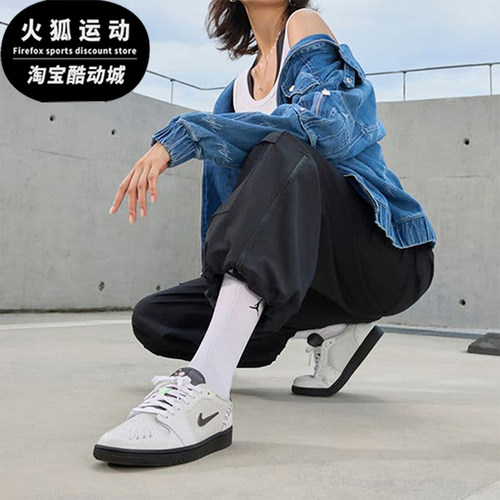 耐克女士透气轻质休闲板鞋