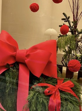 新品新年松柏礼盒橱窗p置景美陈列服装店铺商场绿植红色网红装饰