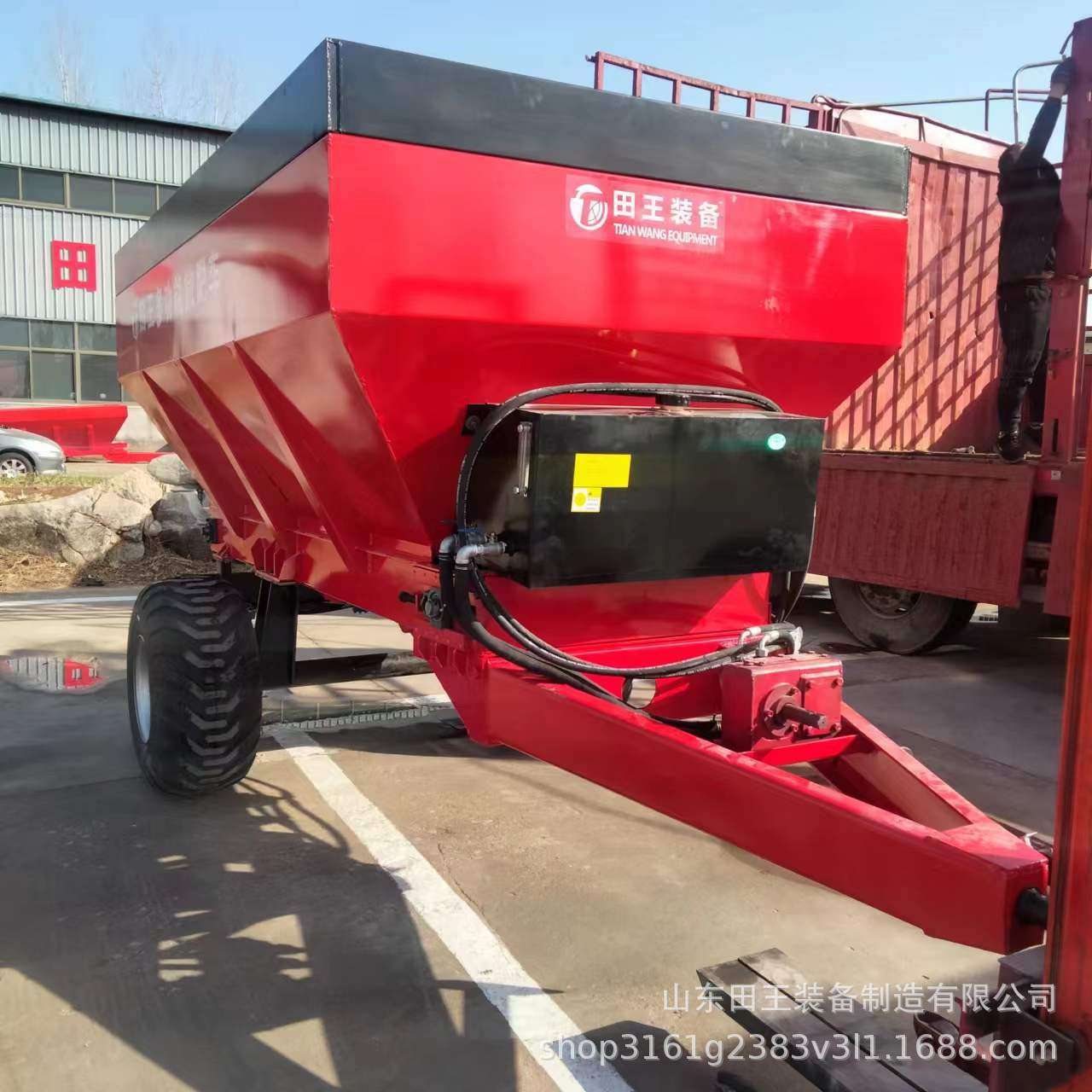 农场牧场合作社撒粪车 农田牛羊粪便撒粪机 履带式火龙果园撒肥机