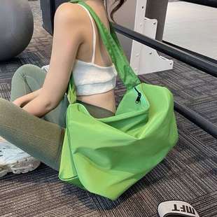 尼龙斜挎包包女ins时尚 韩国网红同款 大容量短途旅行包健身包书包