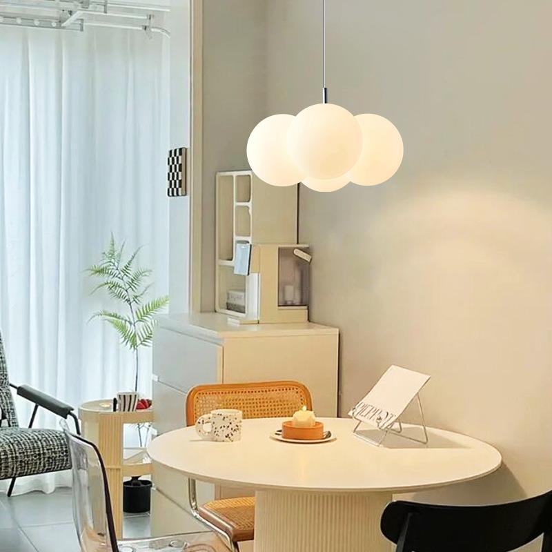 泡泡球奶油风吊灯北欧现代简约新款气球灯餐厅卧室儿童房led吊灯