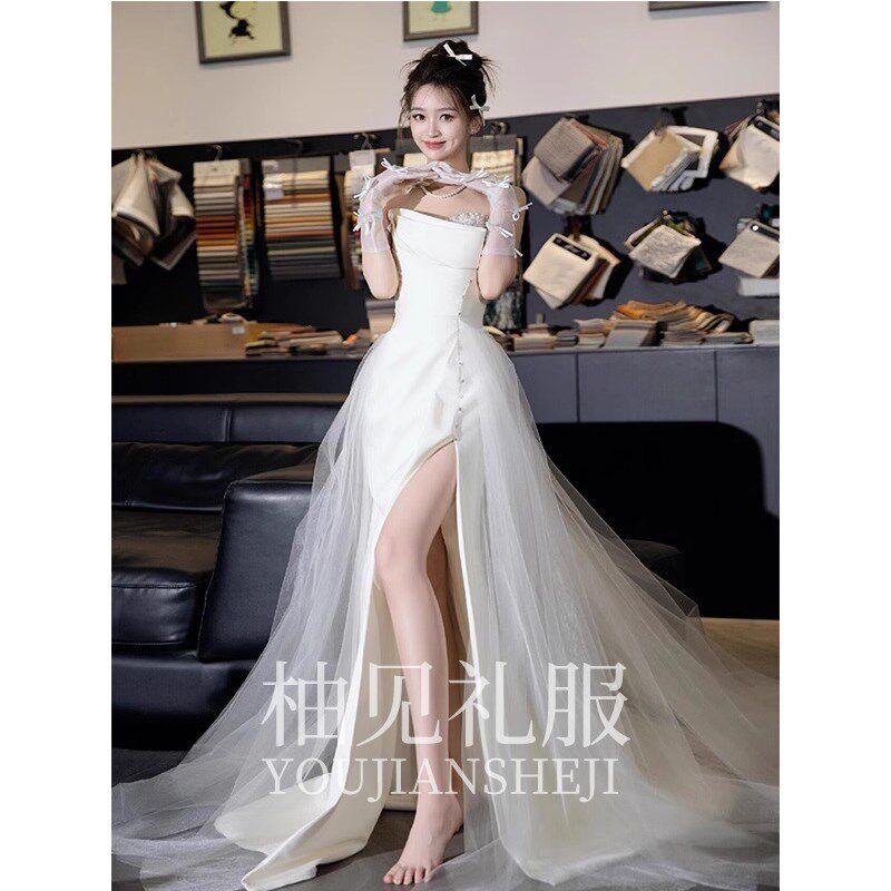 新品白色晚礼服2025新款抹胸新娘订婚礼裙缎面轻婚纱设Y计感小众
