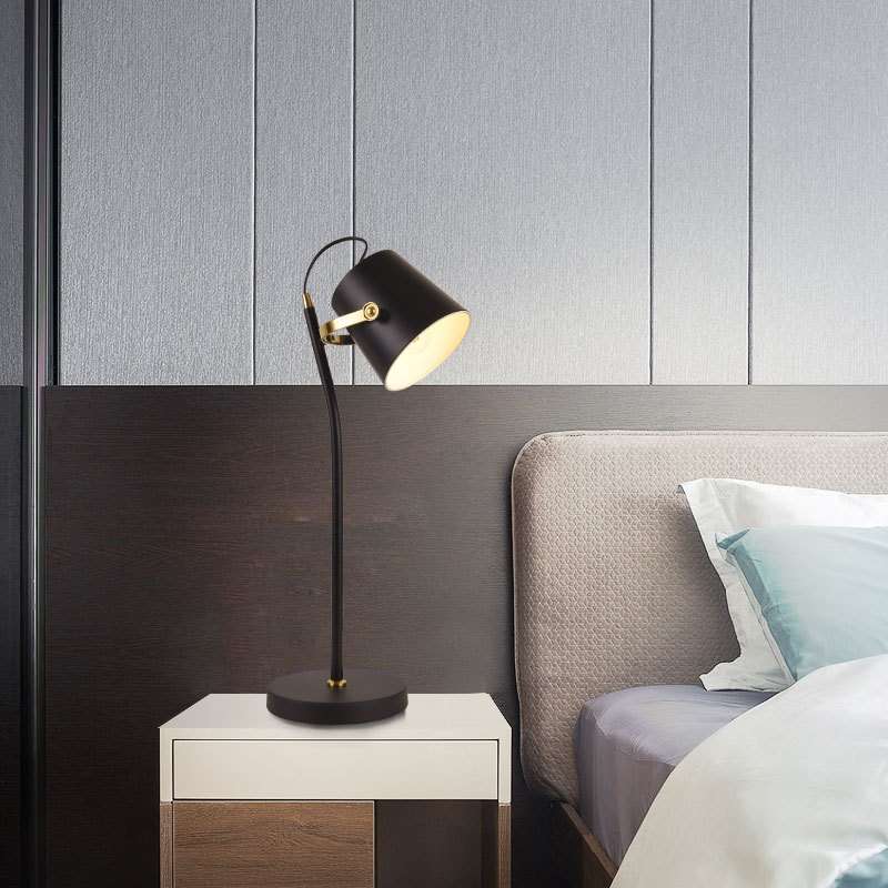 后现代简约创意铁艺卧室床头台灯学生可调光专用护眼可调节书房