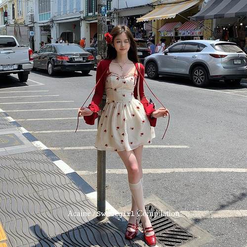 Acaine红色印花收腰吊带连衣裙女春季显瘦a字裙法式小个子裙子