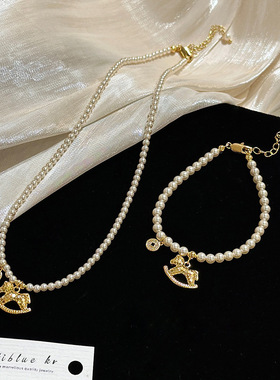 碎冰冰小马钱币吊坠珍珠项链女秋冬轻奢感毛衣链秋冬马年饰品