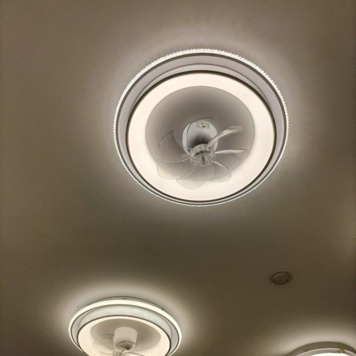 卧室风扇灯儿童新款异形吸顶灯家用房间主卧摇头电风扇灯具