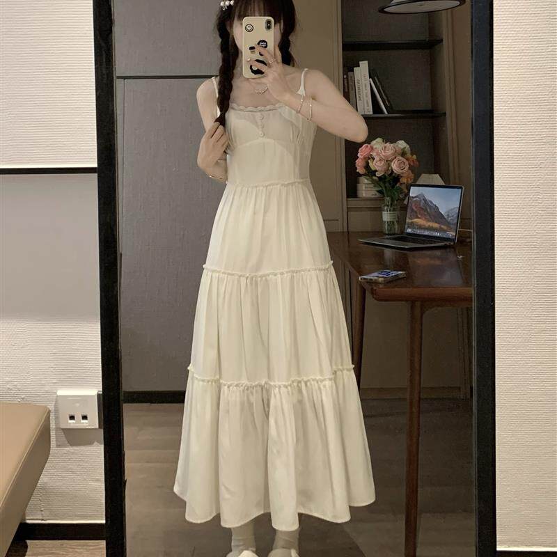 甜末末秋冬搭配海边度假气质收腰长裙温柔性感约会白色吊带连衣裙