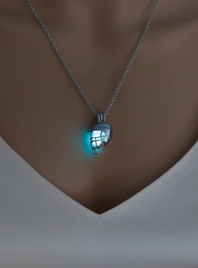 极速欧美万圣节时尚饰品 夜光橄榄球安全帽吊坠P项链配饰 学生礼