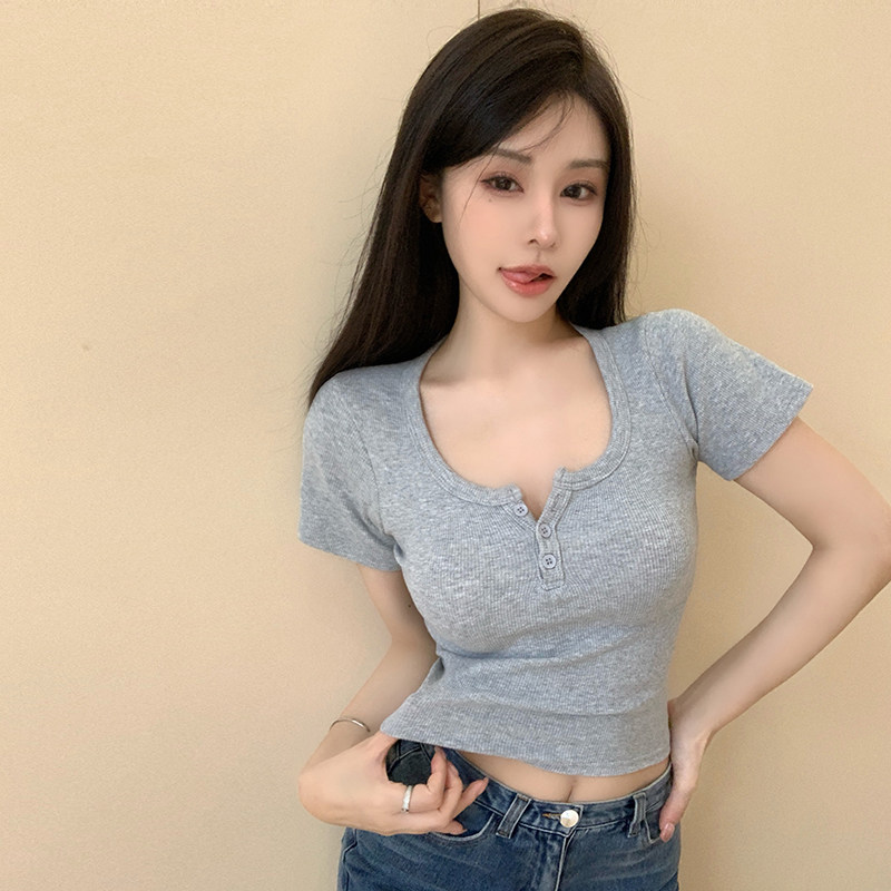实拍 露锁骨小众短袖t恤女夏季辣妹紧身新款纽扣设计感短款上衣