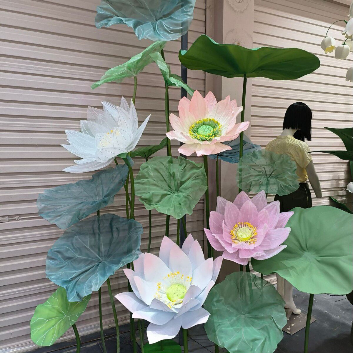 夏季美陈绿色纸艺真丝荷叶菏花景区装饰场景商场橱窗美陈店铺摆设