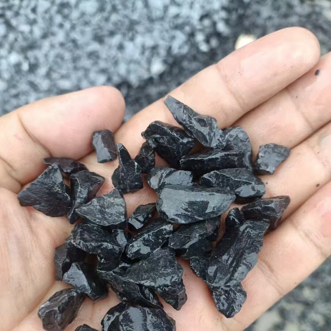 厂家供应黑色碎石黑色水洗石工程铺路庭院造景黑色砾石水磨石子