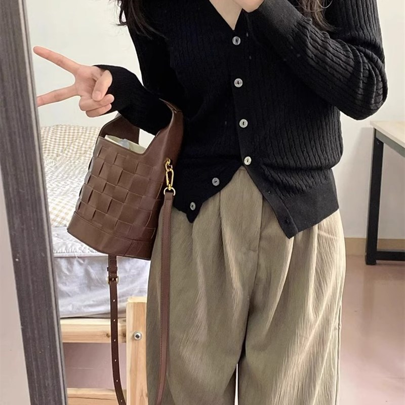 新品气质黑色V领长袖针织开衫外套女秋季女装新款V小众设计感修身