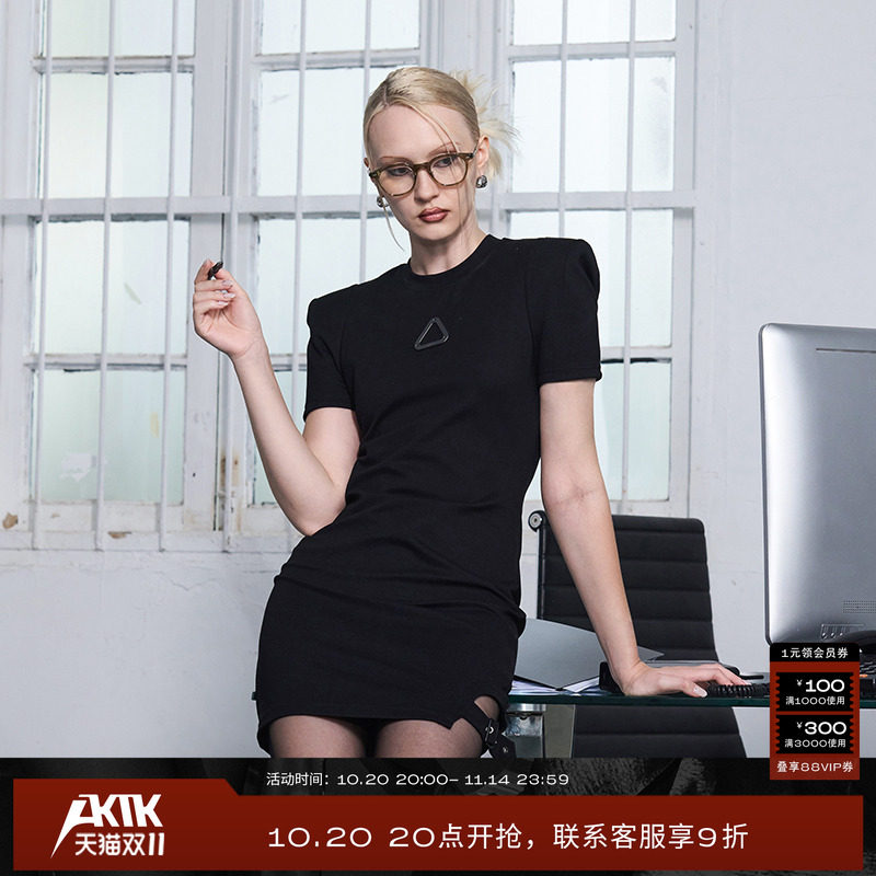 AKTK宽松修身宽肩设计性感金属扣镂空三角牌连衣裙女春