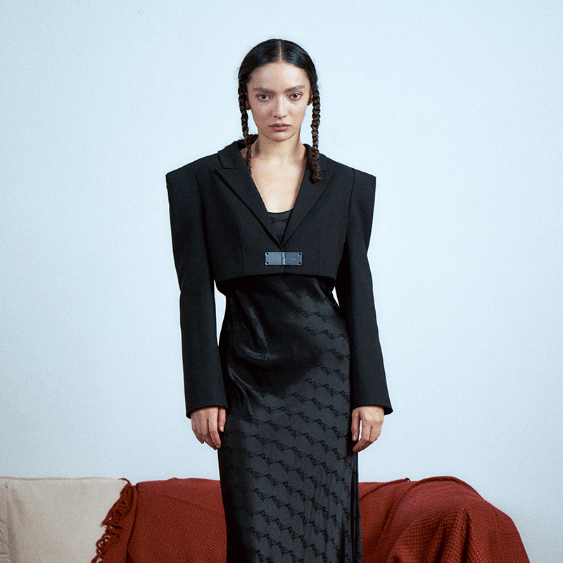 AKTK黑色立体方肩短西装