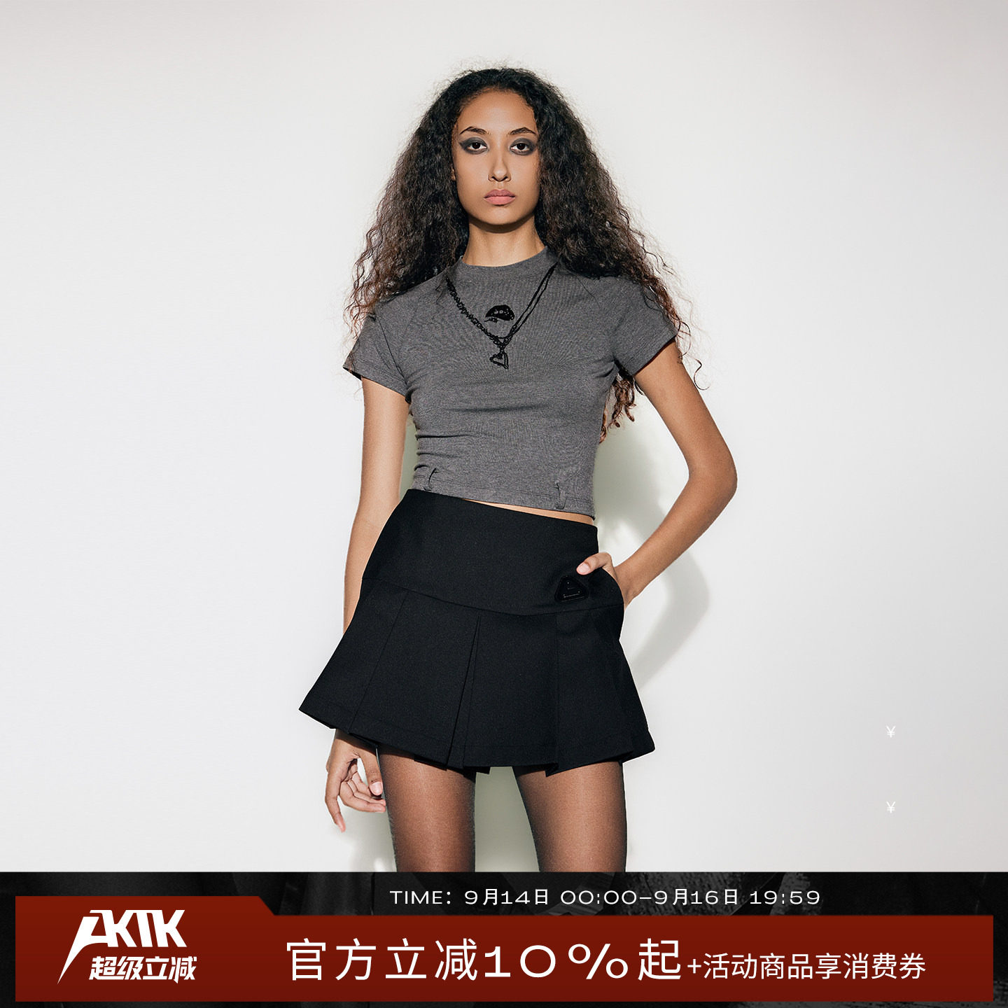 AKTK 烫钻图案朋克风圆领修身型短袖T恤上衣2026秋季新款图片