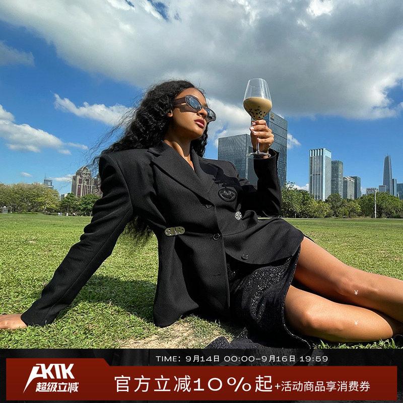 AKTK/ANNK 2021新款 小众设计 金属扣收腰垫肩西装外套女图片