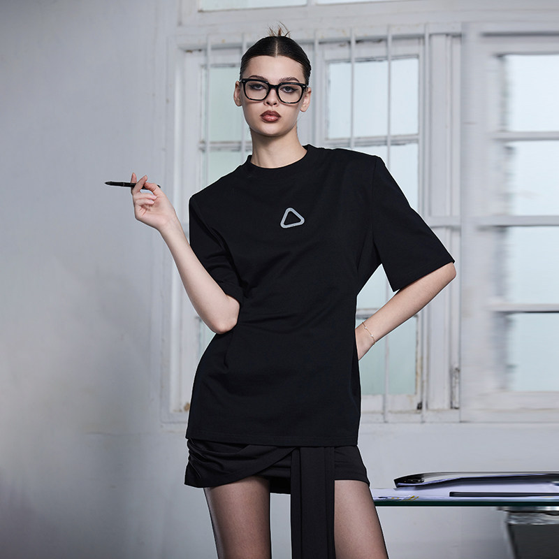 AKTK圆领修身百搭个性宽松时尚三角金属牌收腰短袖女t恤夏