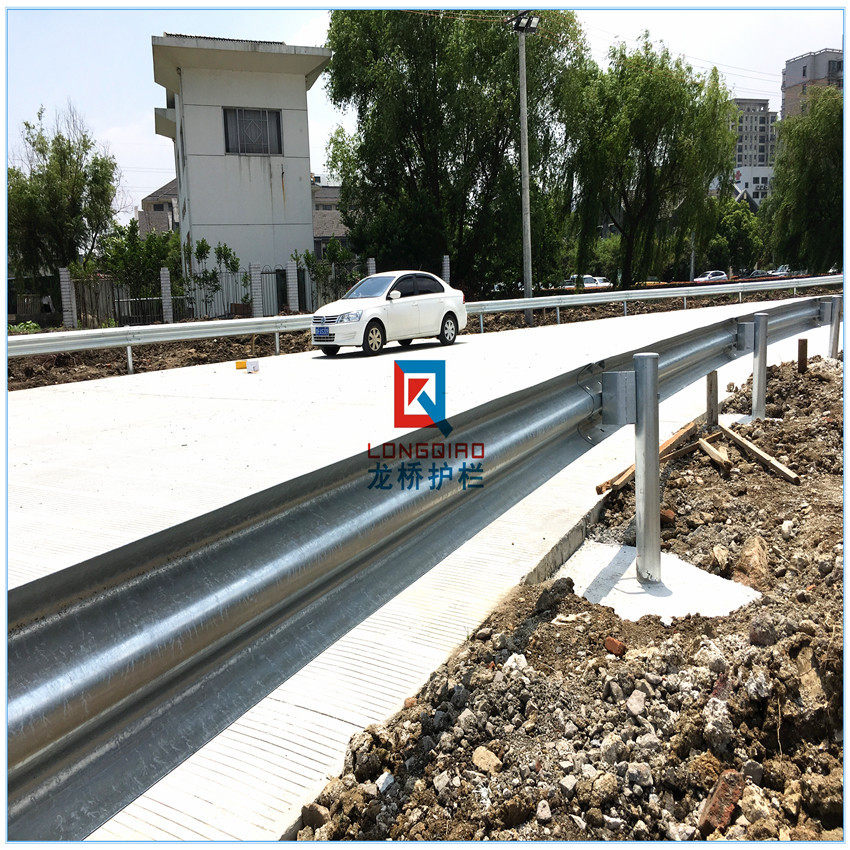 金华高速公路防撞护栏/金华波形梁防撞护栏/龙桥护栏厂专业订制