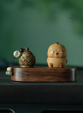 新品可爱b小表情窝比精致实木香薰汽车车载摆件斜眼办公室好玩桌