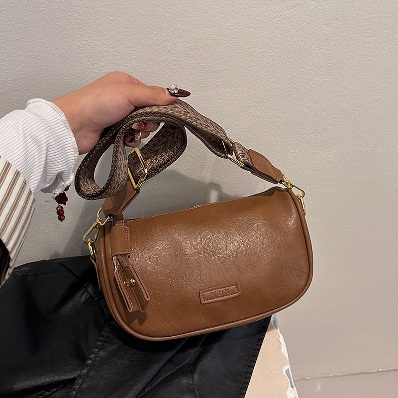 今年流行波士顿包包秋冬复古2025新款宽带斜挎包女百搭小包枕头包