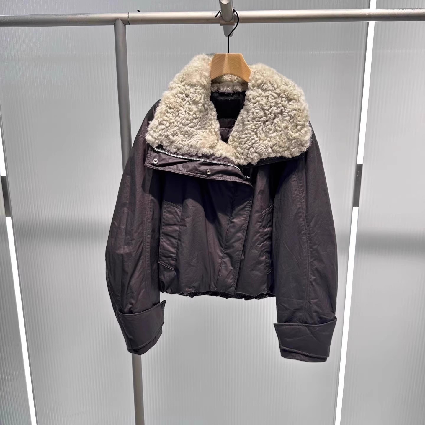 艾诺丝2025冬新款翻领羽绒服外套