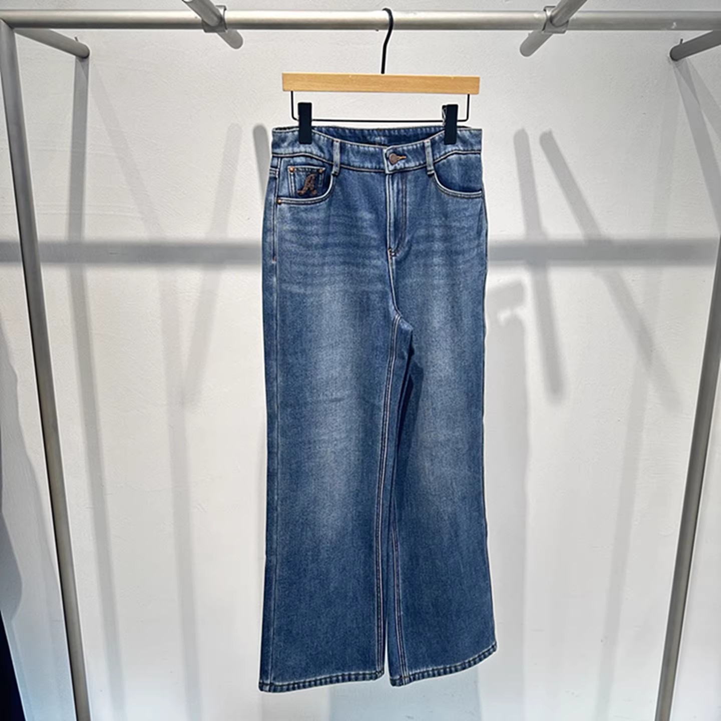 艾诺丝国内代购2025年冬装新款高腰直筒加绒加厚牛仔裤女AR324024