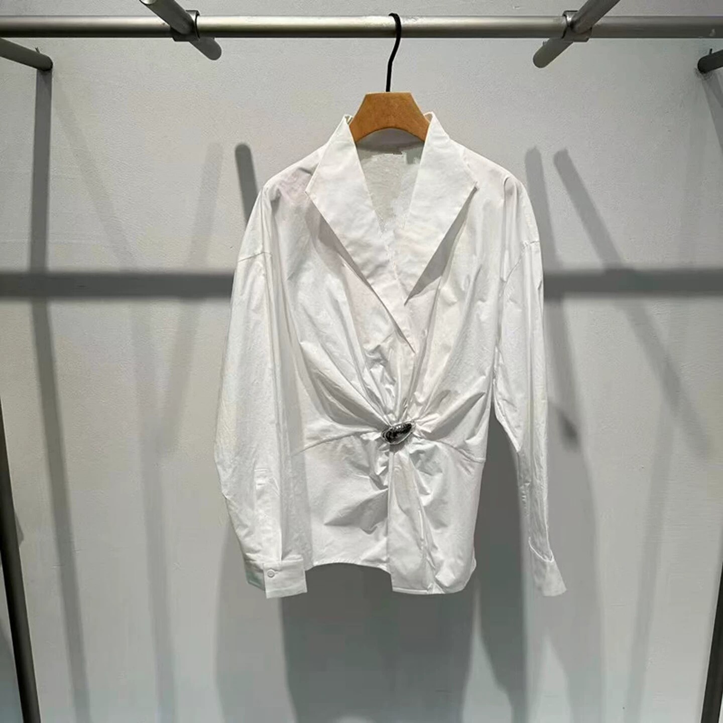 艾诺丝国内代购2026年春季新款深V捏褶收腰长袖宽松衬衫BR501108