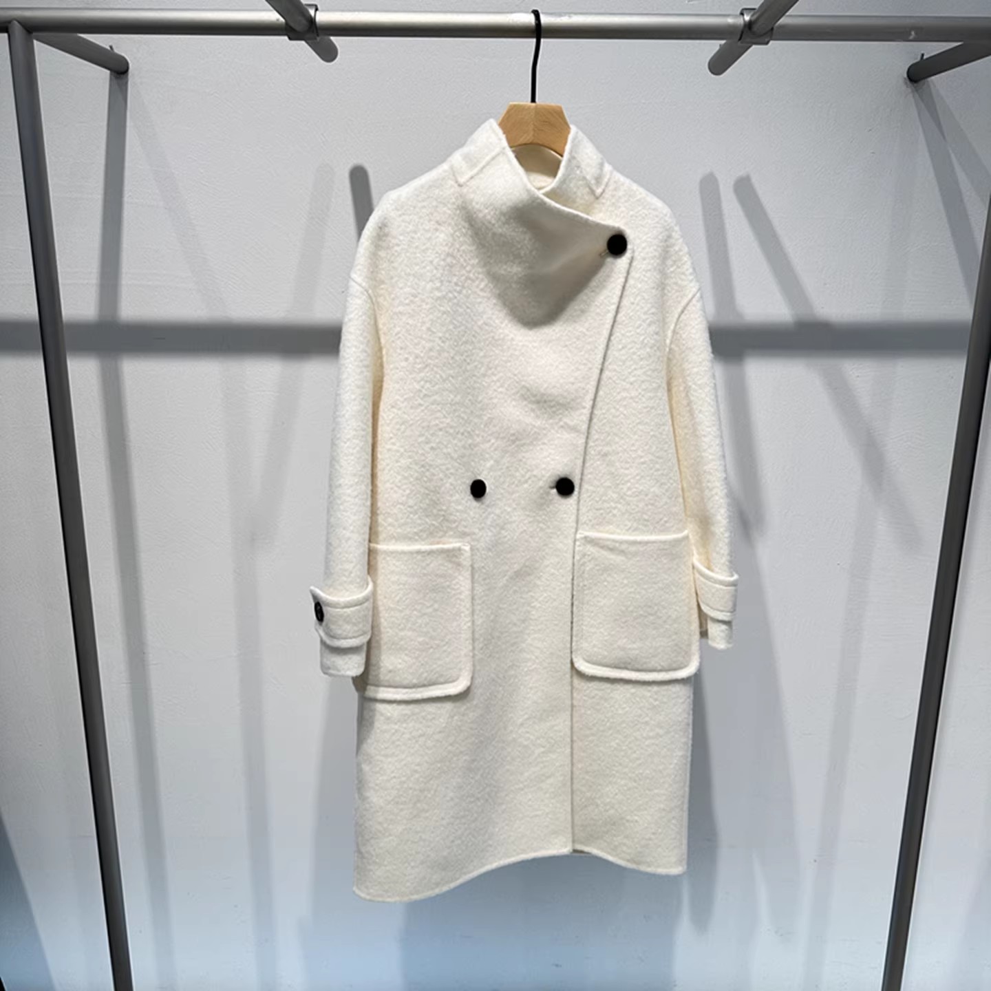 艾诺丝国内代购2025冬季立领宽松中长款双排扣毛呢大衣女AR234124