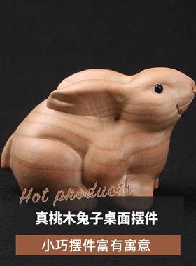 木兔装饰吉祥物，以吸引财富在出生年迷你原木愈合可爱的木雕木兔
