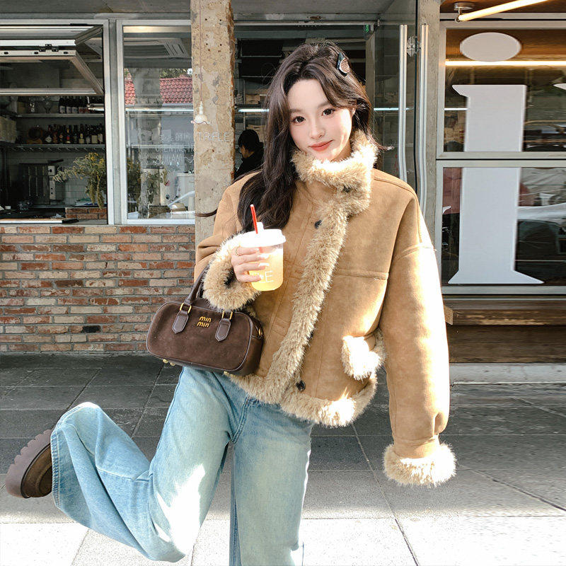卡其色皮毛一体外套女2025冬季新款高级感超好看加厚加绒机车棉服