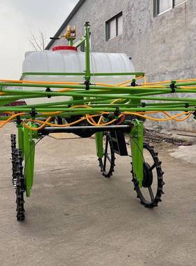 宏220303鑫玉米三视打轮机频 乘坐式农田四轮喷雾机 玉米自走式药