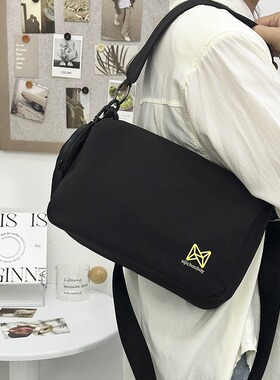 Simple and fashionable shoulder bag trendy and stylish armpi