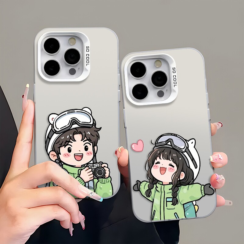 新款可爱拍照男孩女孩苹果情侣手机壳一对适用于iPhone16promax彩银小米15华为mate60荣耀vivox200opporeno13