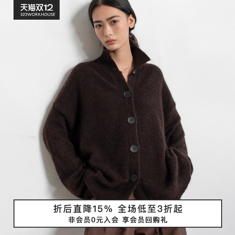 宽松版型，落肩袖剪裁，烟囱高领