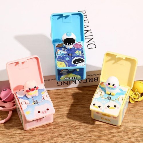 惊喜盒子宇航员太空人一键弹出解压儿童玩具盲盒扭蛋钥匙扣挂饰