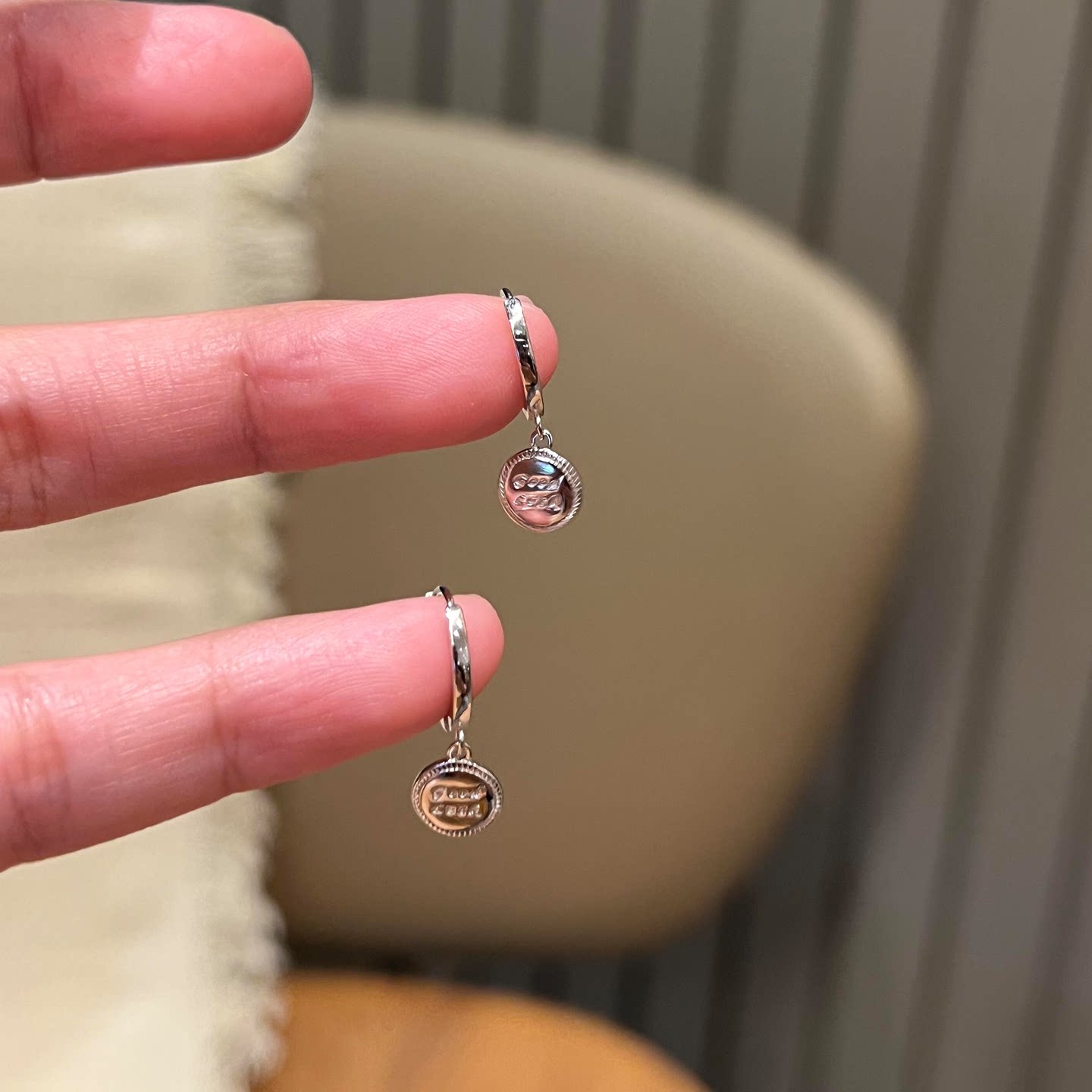 冷淡风银色小圆盘字母耳扣2026新款爆款高级感轻奢简约百搭耳环女