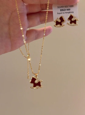 新中式红色微镶摇摇木马项链2026