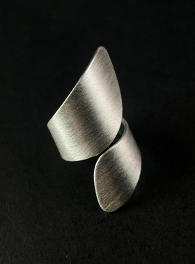 银色磨砂拉丝弧形交错宽面戒指女