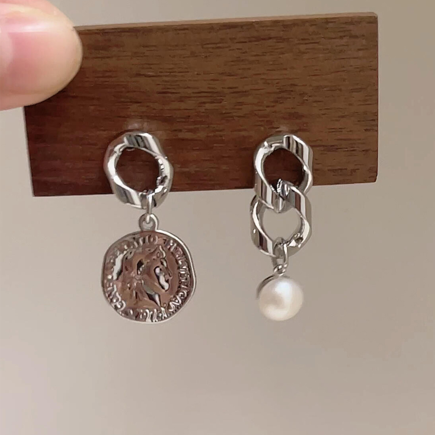 不对称链条人像圆牌珍珠耳钉2025