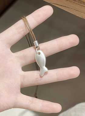复古磨砂小鱼饼干吊坠项链女2025