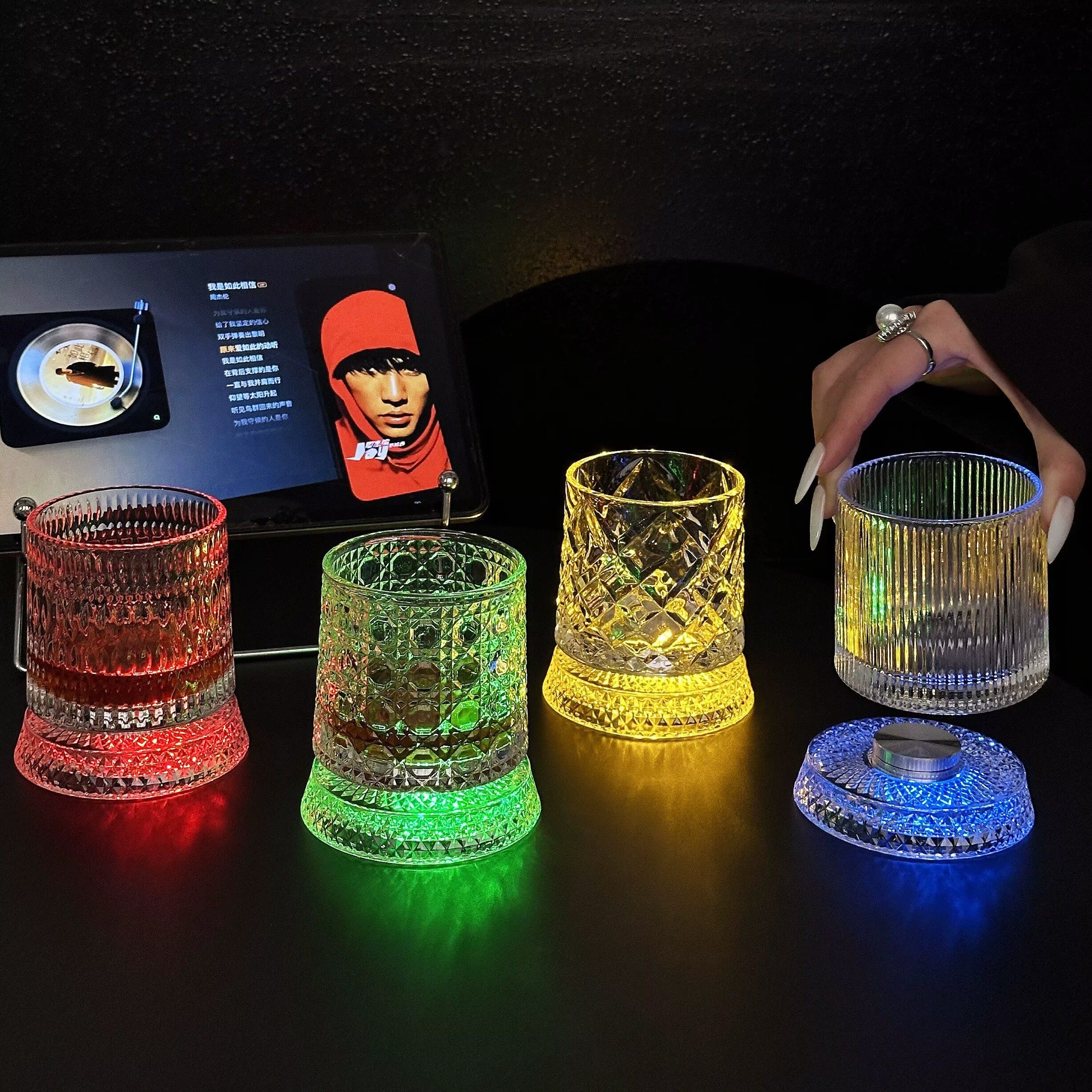 网红创意【送发光杯垫】发光旋转威士忌酒杯转转解压洋酒杯不倒翁