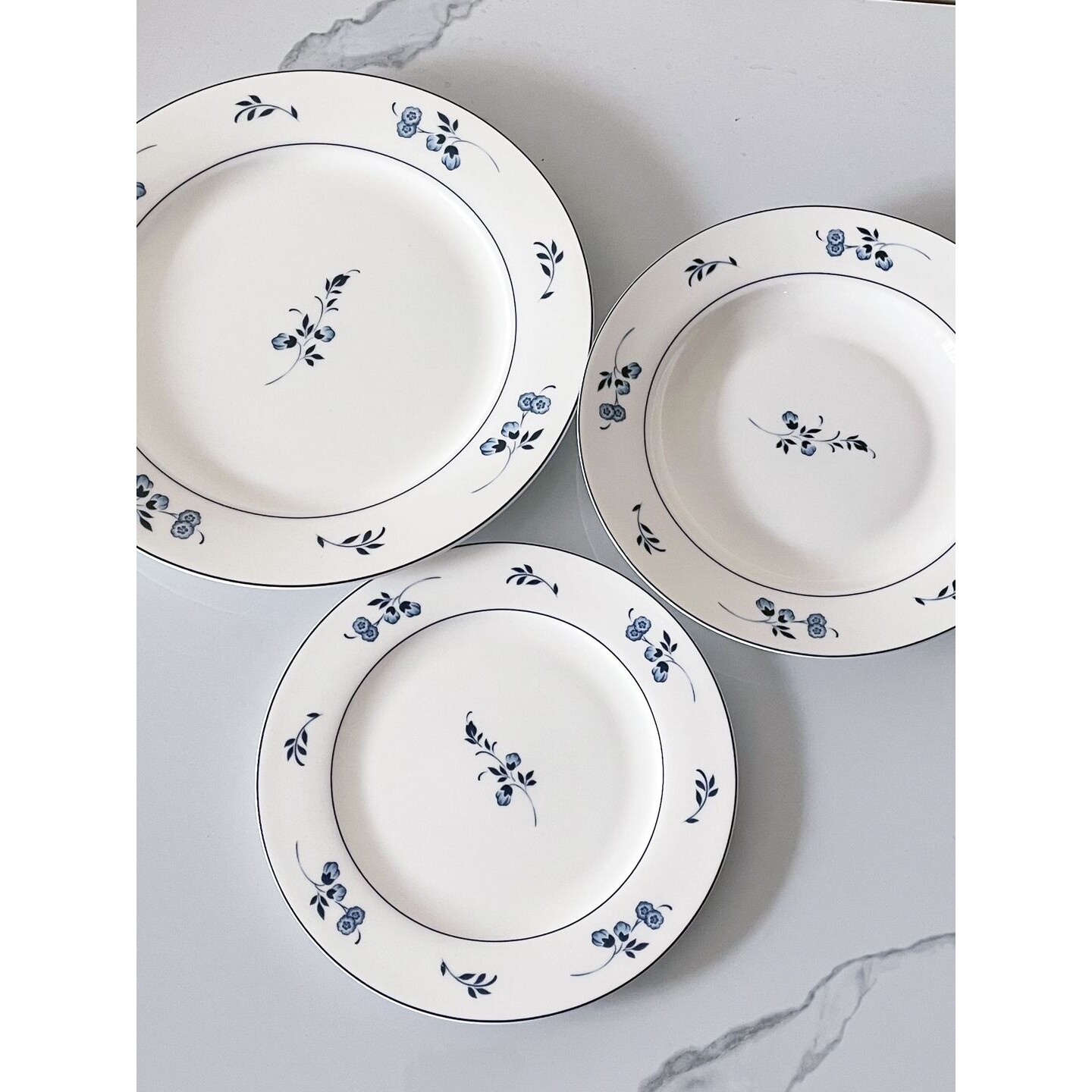 骨瓷釉下彩新中式陶瓷盘子花卉图案家用餐具套装白色底蓝色花边盘