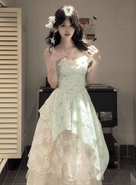 法式气质度假风绿色连衣裙女2025夏季新款不规则拼接设计感长裙子
