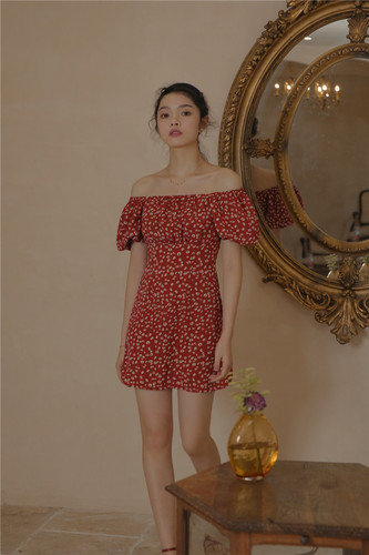 2025夏季新款法式复古碎花连衣裙度假气质V领收腰性感开叉裙子女