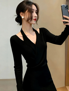 法式 显瘦气质轻熟V领内搭裙子 赫本风黑色挂脖针织连衣裙女秋冬季