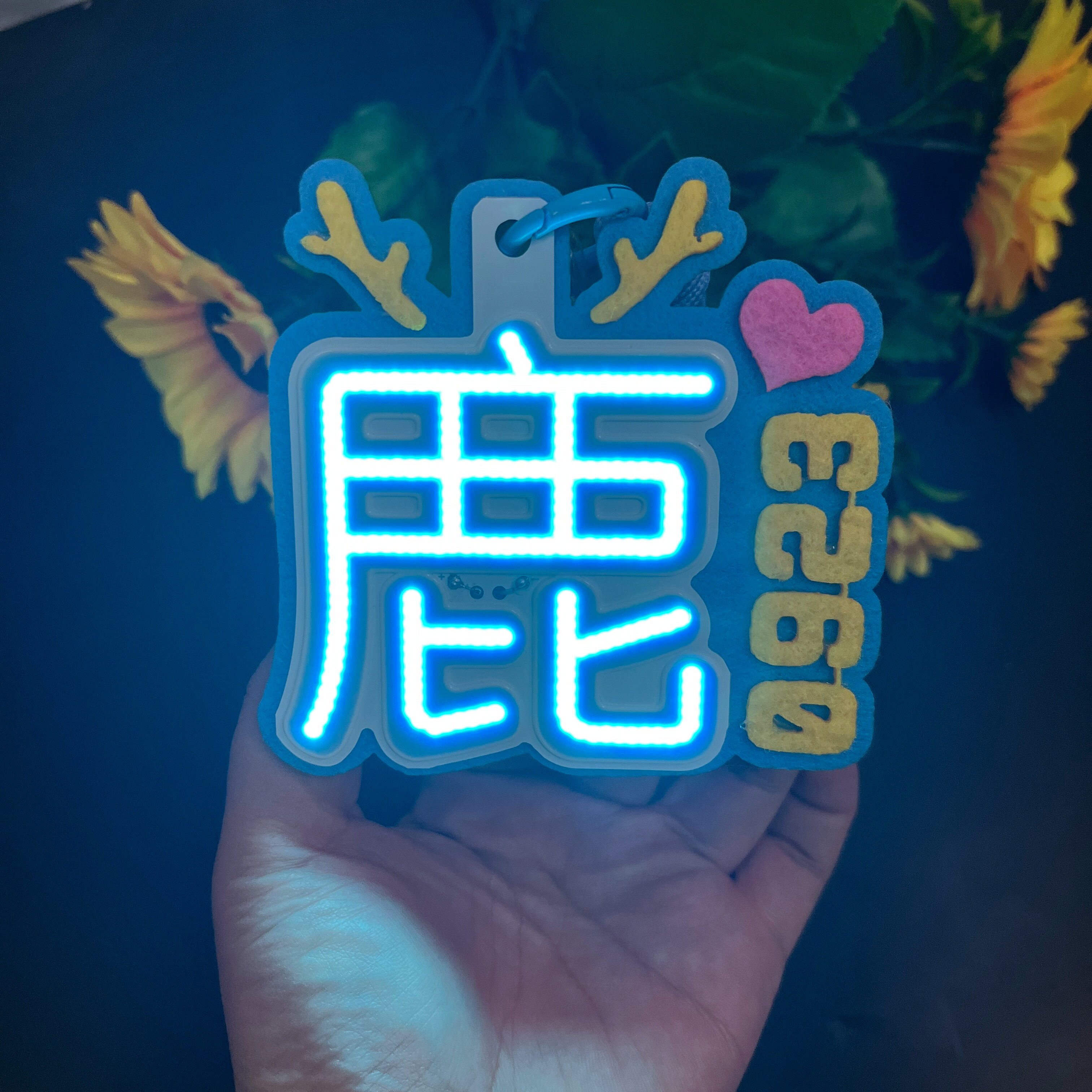 白鹿cob灯牌头灯胸牌演唱会明星应援荧光粉丝爆亮发光小挂件定制