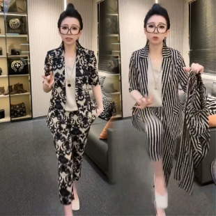 欧货花色时尚套装女2025春夏洋气设计感减龄短袖西服小脚裤两件套