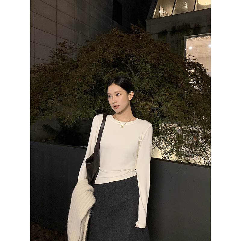 鄭大钱 白色明线针织打底衫正肩长袖T恤女圆领软糯上衣绒感白t