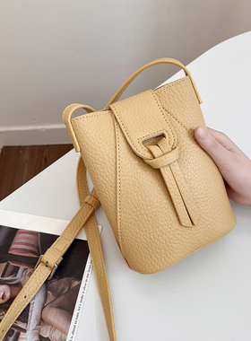 手机包女斜挎小包2025新款高级感小巧竖款散步放手机的单肩水桶包