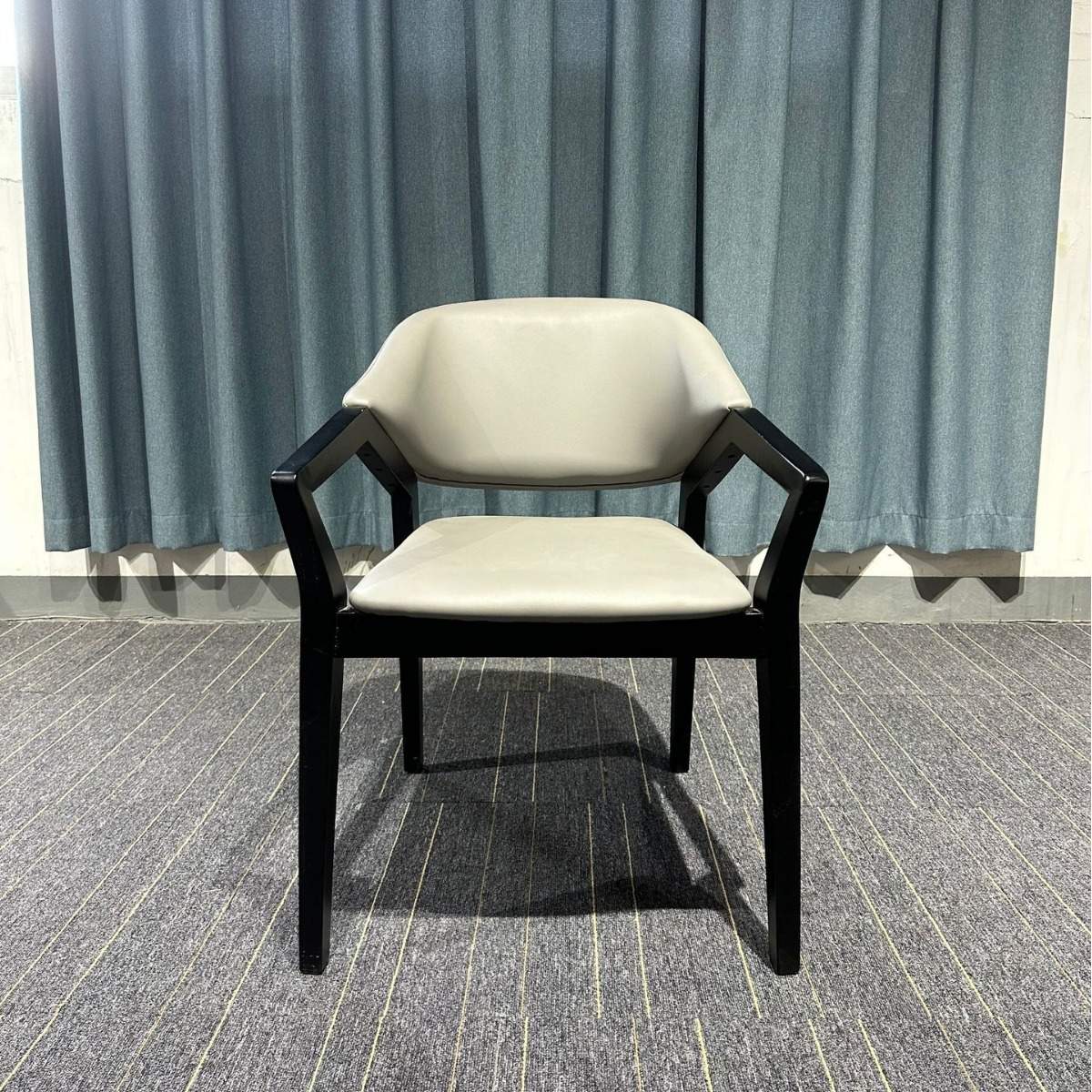 意式极简带扶手靠背实木餐椅家用白蜡木椅子北欧设计师现代皮椅子